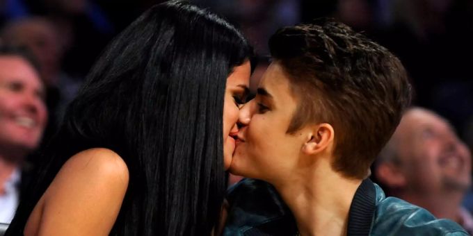 Selena Gomez küsst Justin Bieber bei einem Basketballspiel am 17. April 2012 in Los Angeles. Selena Gomez