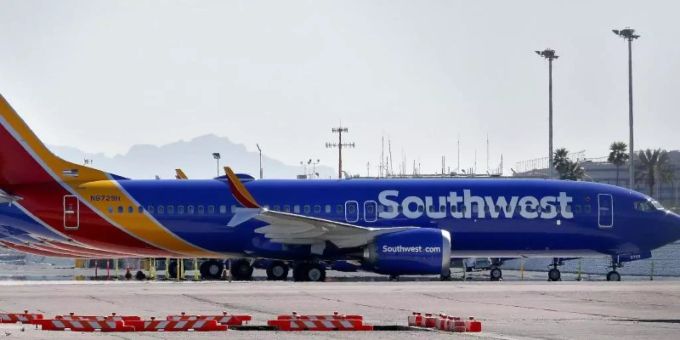 Flugzeuge des Typs Boeing 737 Max der Southwest Airlines auf dem Flughafen von Phoenix. Foto: Matt York/AP Flugzeuge des Typs Boeing 737 Max der Southwest Airlines auf dem Flughafen von Phoenix. Foto: Matt York/AP