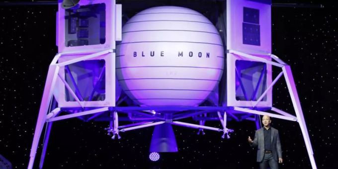 Jeff Bezos, Gründer von Amazon, spricht während einer Präsentation vor der Mondlandefähre «Blue Moon». Foto: Patrick Semansky/AP jeff bezos