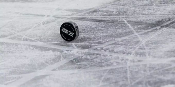 Spielgerät beim Eishockye: Der Puck. Foto: Rolf Vennenbernd Spielgerät beim Eishockye: Der Puck. Foto: Rolf Vennenbernd