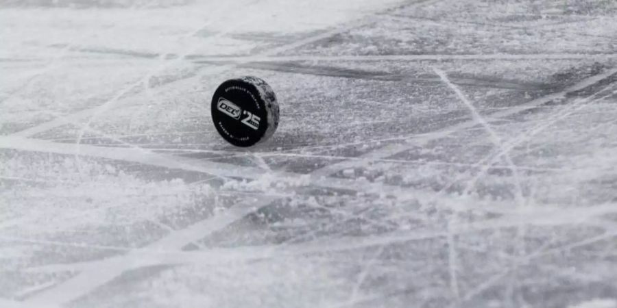 Spielgerät beim Eishockye: Der Puck. Foto: Rolf Vennenbernd