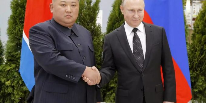 Die Gespräche zwischen Nordkorea und den USA stocken. Nun hat sich Nordkoreas Machthaber Kim Jong Un mit Kremlchef Wladimir Putin getroffen. Foto: Alexander Zemlianichenko/AP Die Gespräche zwischen Nordkorea und den USA stocken. Nun hat sich Nordkoreas Machthaber Kim Jong Un mit Kremlchef Wladimir Putin getroffen. Foto: Alexander Zemlianichenko/AP