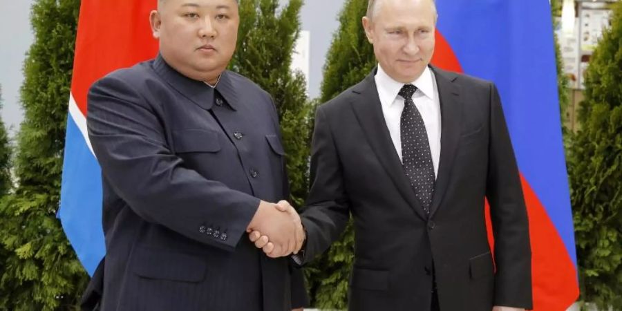 Die Gespräche zwischen Nordkorea und den USA stocken. Nun hat sich Nordkoreas Machthaber Kim Jong Un mit Kremlchef Wladimir Putin getroffen. Foto: Alexander Zemlianichenko/AP