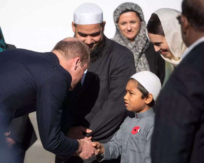 Prinz William, Duke of Cambridge (l.), begrüsst am 26.04.19 in der Al-Noor-Moschee in Christchurch (NZL) ein junges muslimisches Gemeinschaftsmitglied neben Jacinda Ardern (2.v.r),Premierministerin von Neuseeland. William, Duke of Cambridge