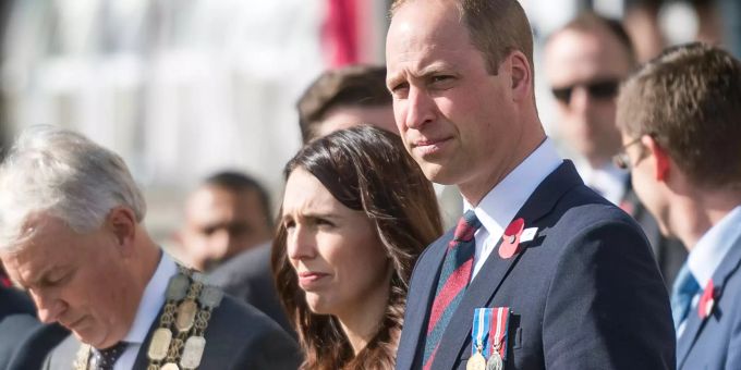 Der britische Prinz William (r) und Jacinda Ardern, Premierministerin von Neuseeland, nehmen an einer Gedenkstunde anlässlich des "Anzac Days" vor dem Auckland War Memorial Museum teil. Prinz William befindet sich auf einer zweitägigen Reise in Neuseeland. Prinz William in Neuseeland