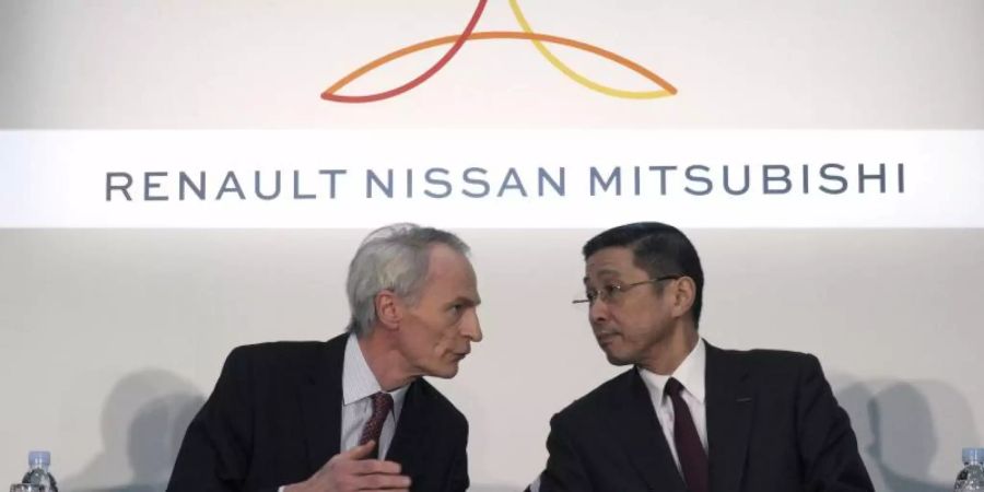 Jean-Dominique Senard (l), Vorstandsvorsitzender von Renault, und Hiroto Saikawa, CEO von Nissan geben eine gemeinsame Pressekonferenz in der Nissan-Zentrale in Yokohama. Foto: Eugene Hoshiko/AP