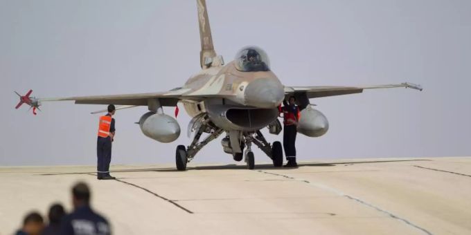 Mutmassliche israelische Luftangriffe töten mindestens elf Menschen in Syrien. F-16 Kampfjet der israelischen Luftwaffe auf einem Militärflughafen bei Eilat. Foto: Ariel Schalit/AP/Archiv