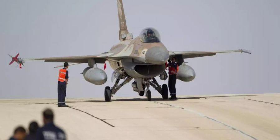 F-16 Kampfjet der israelischen Luftwaffe auf einem Militärflughafen bei Eilat. Foto: Ariel Schalit/AP/Archiv