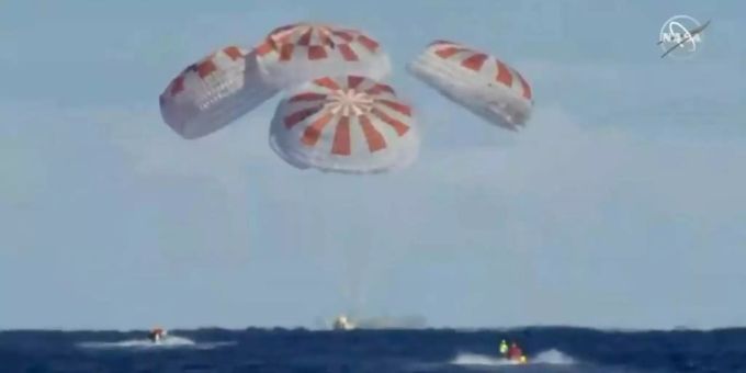 «Crew Dragon» platscht auf den Atlantischen Ozean weltraum