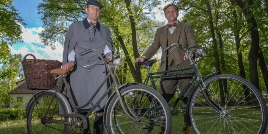 Reno Hölzke (r), Organisator «Tweed Ride», und sein Bekannter, Stefan Härtel, begeistern sich für alte Tourenräder und Tweed-Mode aus den 1920er und -30er Jahren. Foto: Patrick Pleul