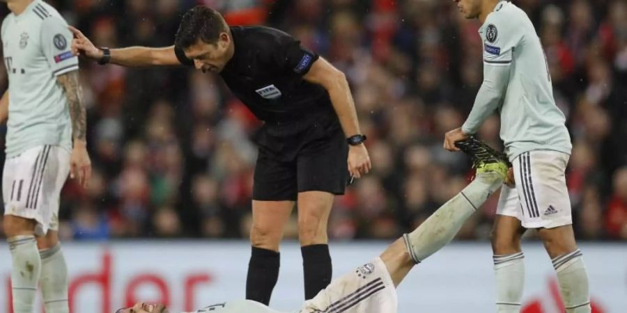 Thiago (r) "hilft" seinem Teamkollegen Javi Martínez. Foto: Darren Staples/CSM via ZUMA Wire