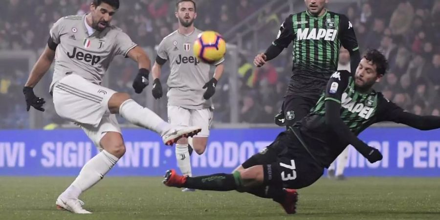 Muss wegen Herzrhythmusstörungen aussetzen: Sami Khedira (l). Foto: Alberto Lingria/XinHua