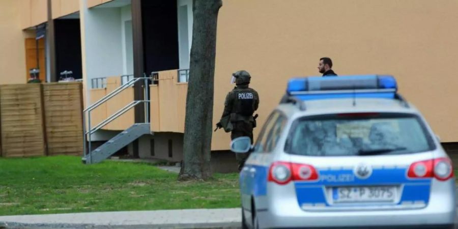 Polizisten sichern das Mehrfamilienhaus im Stadtteil Fredenberg. Foto: Rudi Karliczek