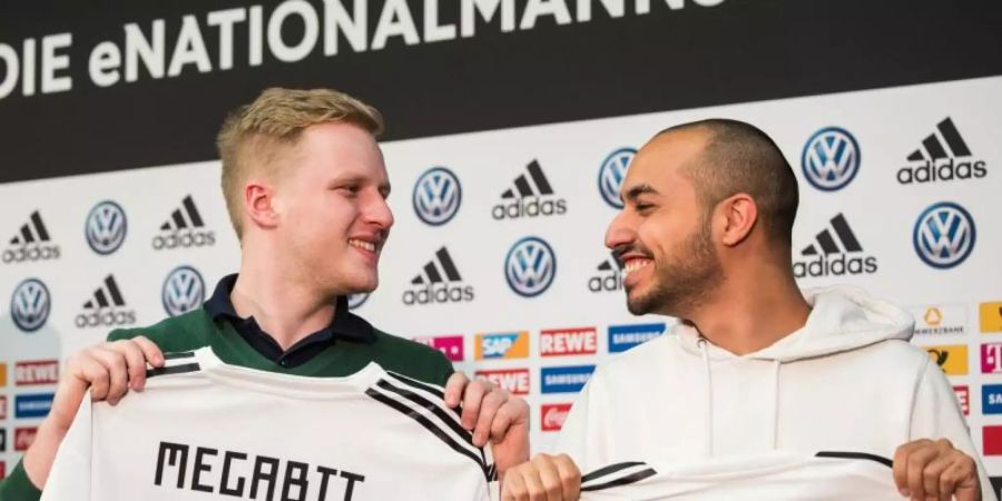 Michael «MegaBit» Bittner (l), Xbox One, und Mohammed «MoAuba» Harkous, Playstation, treten am Wochenende beim eNations Cup in London an. Foto: Andreas Arnold/dpa