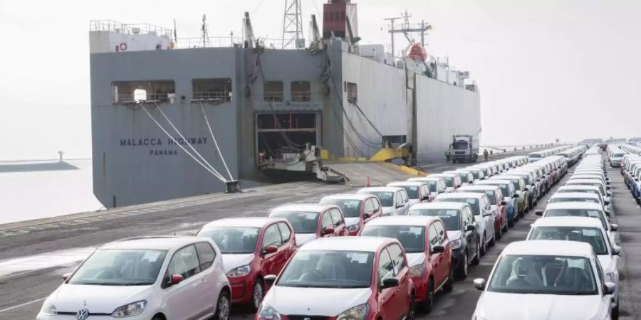 Fahrzeuge des Volkswagen-Konzerns stehen im Hafen von Emden zur Verschiffung bereit. Foto: Jörg Sarbach