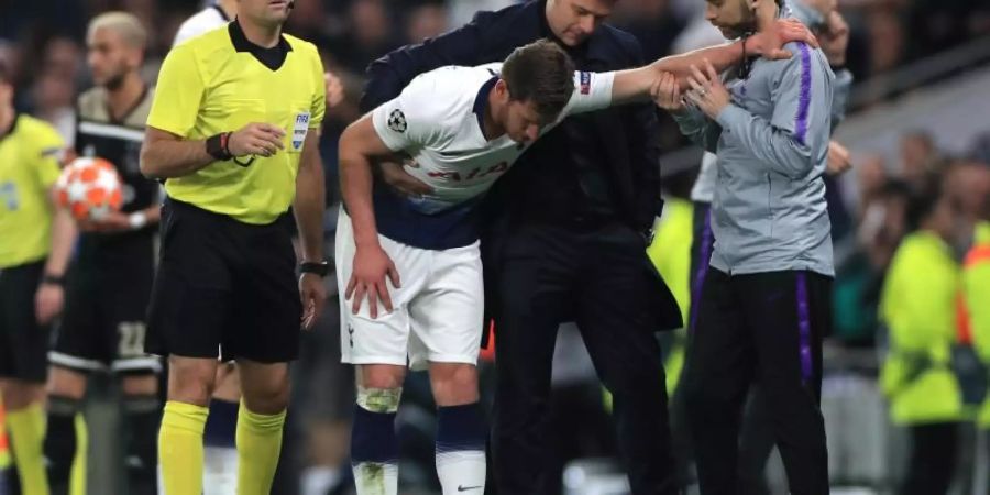 Tottenhams Trainer Mauricio Pochettino (2.v.r.) hilft seinem verletzten Spieler Jan Vertonghen (M) vom Platz. Foto: Mike Egerton/PA Wire/dpa