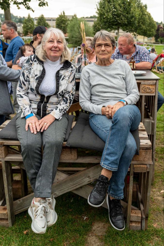 Elisabeth Saan (Immobilien Saan/l) und Elisabeth Zobrist (r) aus dem Liebefeld sind treue Faninnen