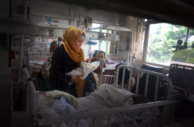 Eine gerettete Mutter und ihr Neugeborenes werden in einem Spital medizinisch versorgt. Kabul