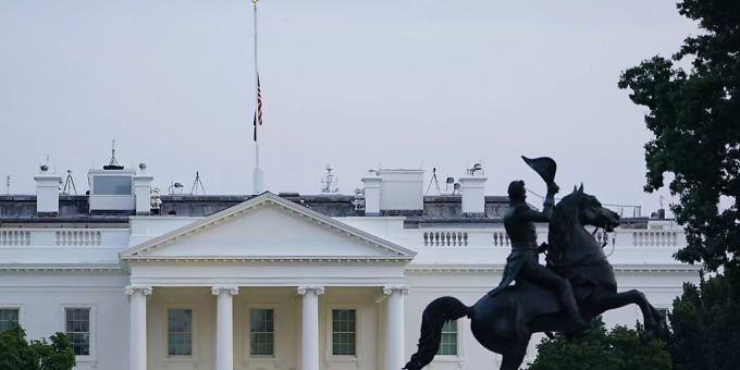 Die US-amerikanische Flagge weht auf dem Dach des Weissen Hauses. Nach dem tödlichen Terroranschlag in Kabul wurden die Flaggen in den USA auf halbmast gesetzt, teilte die Sprecherin von US-Präsident Joe Biden, Jen Psaki, mit. Damit sollen die Opfer der «sinnlosen Gewaltakte» geehrt werden, so Psaki. Foto: Susan Walsh/AP/dpa Die US-amerikanische Flagge weht auf dem Dach des Weissen Hauses. Nach dem tödlichen Terroranschlag in Kabul wurden die Flaggen in den USA auf halbmast gesetzt, teilte die Sprecherin von US-Präsident Joe Biden, Jen Psaki, mit. Damit sollen die Opfer der «sinnlosen Gewaltakte» geehrt werden, so Psaki. Foto: Susan Walsh/AP/dpa