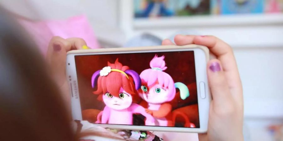 Google will einige Neuerungen für mehr Jugendschutz einführen. YouTube etwa deaktiviert für unter 18-Jährige die automatische Wiedergabe und schaltet zugleich Pausen- und Schlafenszeiterinnerungen ein. Foto: Mascha Brichta/dpa-tmn
