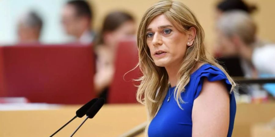 Tessa Ganserer spricht bei einer Plenarsitzung des Bayerischen Landtags. Die Grünen-Politikerin will in den Bundestag einziehen. Foto: Tobias Hase/dpa