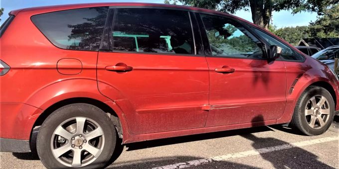 Eine unbekannte Täterschaft hat ein parkiertes Auto in der Stadt Schaffhausen beschädigt