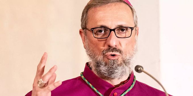 Stefan Hesse, katholischer Erzbischof von Hamburg, predigt in der Kieler St. Nikolai Kirche. Papst Franziskus hat den Amtsverzicht von Erzbischof Hesse nicht angenommen, heisst es in einer Mitteilung der Apostolischen Nuntiatur in Berlin, die am Mittwoch veröffentlicht wurde. (Archiv) stefan hesse