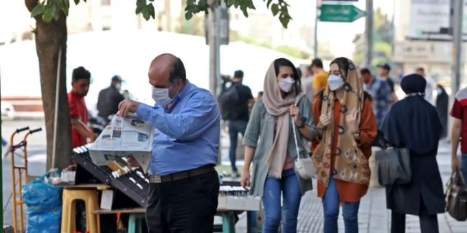 Masken bestimmen das Strassenbild in Teheran, Iran. Iran