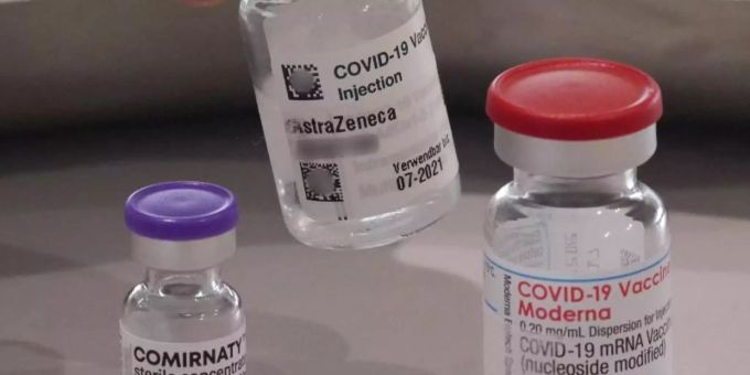 Links im Bild steht eine Impfdose vom Impfstoff Biontech, rechts im Bild steht eine Impfdose vom Impfstoff Moderna. Foto: Marcus Brandt/dpa corona
