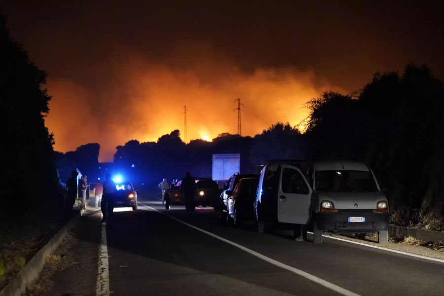 Feuer und Rauch seien auch vom Strand aus zu sehen, berichten Augenzeugen.