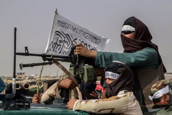 Die Taliban haben nach 20 Jahren wieder die totale Kontrolle über Afghanistan. Nach aussen wollen sie reformiert und westlicher auftreten, zum Beispiel sollen auch Mädchen in die Schule dürfen. Ob das eingehalten wird, ist zweifelhaft. Taliban Afghanistan