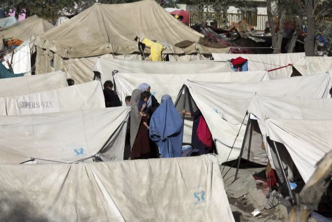 Frauen besprechen sich in einem improvisierten Zeltlager in Kabul. kabul frauen