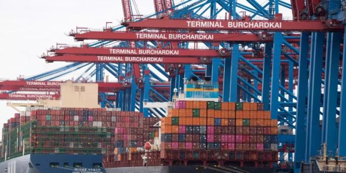 Containerschiffe im Hamburger Hafen - Wenn Lieferketten ins Stocken geraten, hat das Folgen für Kunden. Foto: Daniel Reinhardt/dpa Containerschiffe im Hamburger Hafen - Wenn Lieferketten ins Stocken geraten, hat das Folgen für Kunden. Foto: Daniel Reinhardt/dpa