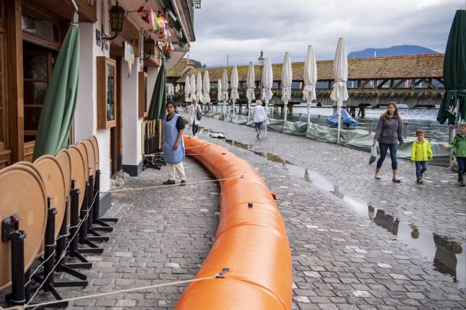 Die Schutzbauten werden langsam wieder abgebaut. UNWETTER, REGEN, FLUSS, UEBERSCHWEMMUNG, WASSER, HOCHWASSER,