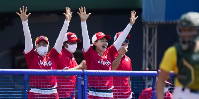 Die japanischen Softballerinnen feiern den Auftaktsieg bei Olympia 2021. Olympia 2021