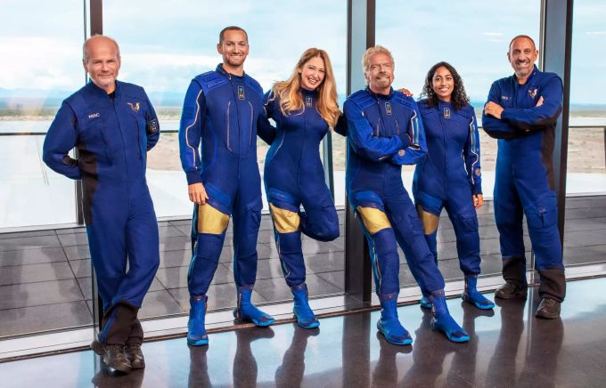 Auch Richard Branson (Dritter von rechts) flog mit einer kleinen Crew ins Weltall. Richard Branson