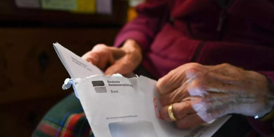 Eine Seniorin mit ihrem Rentenbescheid. Foto: Felix Kästle/dpa/Symbolbild