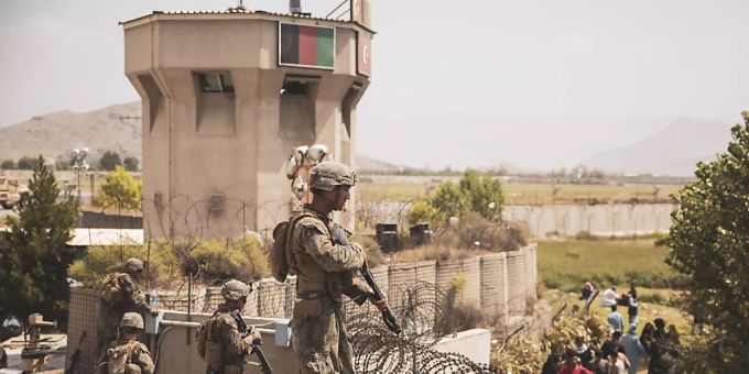 Die Sicherheitslage vor dem Flughafen in Kabul hat sich nach Angaben des Aussenministeriums verschlechtert. Deswegen können keine Schweizerinnen und Schweizer nach Taschkent ausgeflogen werden. (Archivbild) Die Sicherheitslage vor dem Flughafen in Kabul hat sich nach Angaben des Aussenministeriums verschlechtert. Deswegen können keine Schweizerinnen und Schweizer nach Taschkent ausgeflogen werden. (Archivbild)