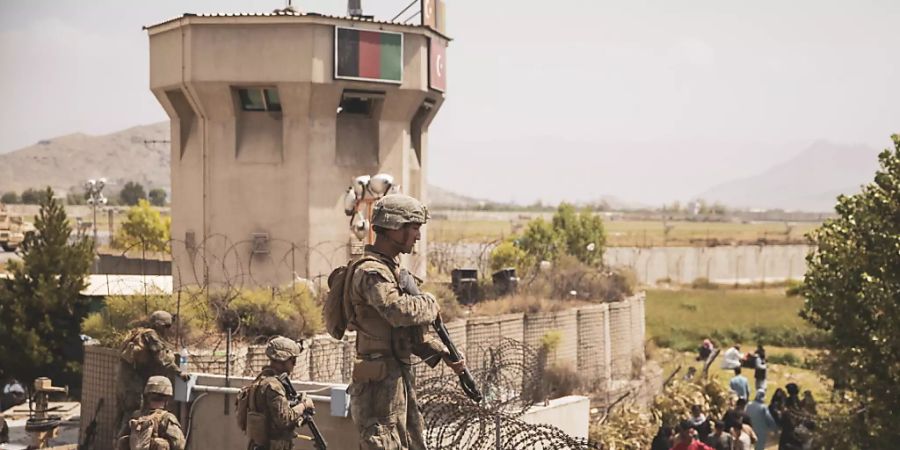 Die Sicherheitslage vor dem Flughafen in Kabul hat sich nach Angaben des Aussenministeriums verschlechtert. Deswegen können keine Schweizerinnen und Schweizer nach Taschkent ausgeflogen werden. (Archivbild)