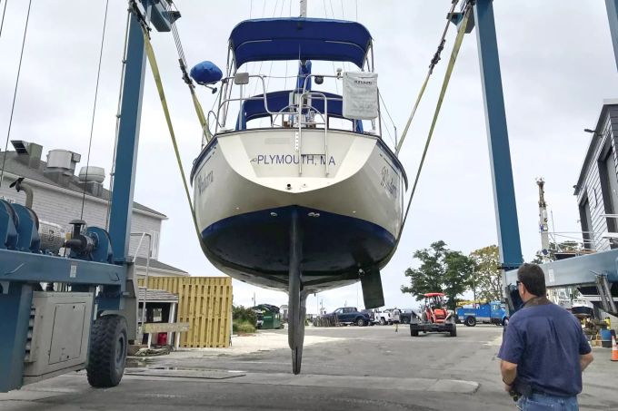 Ein Besitzer lässt sein Boot aus dem Wasser ins Trockene verlegen. CORRECTION Tropical Weather Atlantic