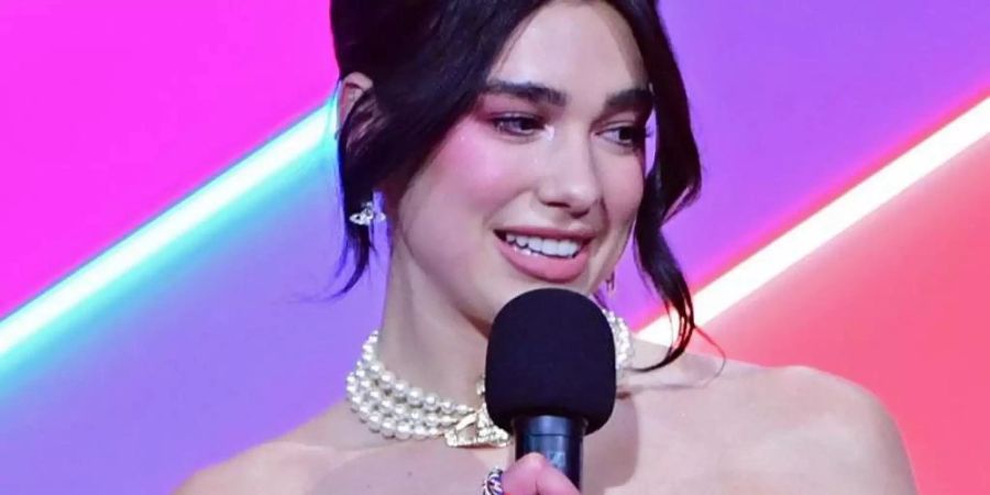 Dua Lipa mit Preis bei den Brit Awards in London 2021. Foto: Ian West/PA Wire/dpa