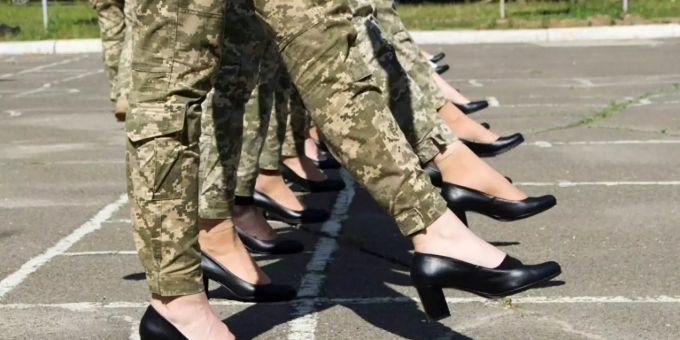 Ukrainische Soldatinnen bei Paradeübung Ukrainische Soldatinnen bei Paradeübung