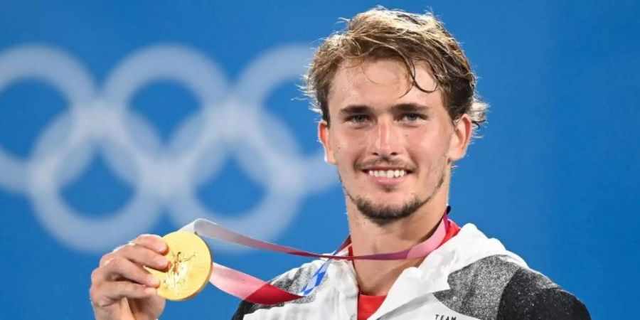 Hat seine Teilnahme am ATP-Turnier in Tornto abgesagt: Alexander Zverev mit seiner Goldmedaille. Foto: Marijan Murat/dpa