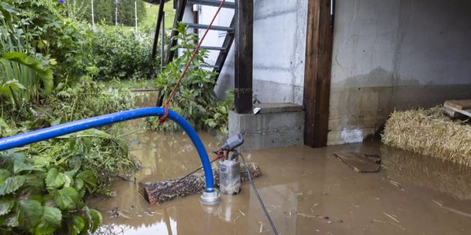 Der Keller eines Einfamilienhauses wird ausgepumpt. Küsnacht