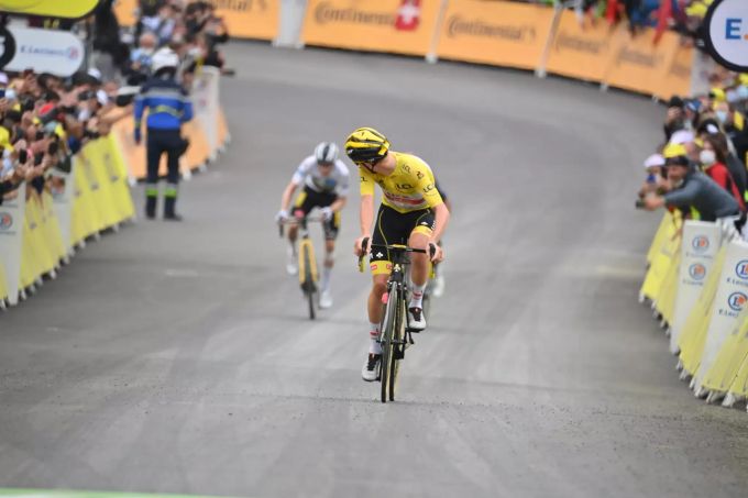 Tadej Pogacar hat im Zielsprint der 18. Etappe der Tour de France sogar Zeit, sich nach seinen Verfolgern umzublicken. Pogacar Tour de France