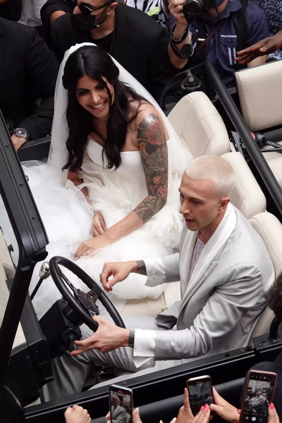 Italien-Star Federico Bernadeschi und seine Ehefrau Veronica Ciardi nach ihrer Hochzeit.