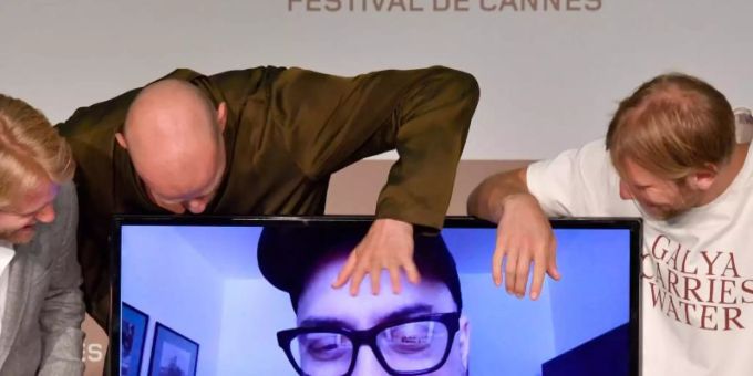 Der Regisseur Kirill Serebrennikow (M) wurde via Video in Cannes zugeschaltet. Foto: John Macdougall/AFP/dpa Der Regisseur Kirill Serebrennikow (M) wurde via Video in Cannes zugeschaltet. Foto: John Macdougall/AFP/dpa