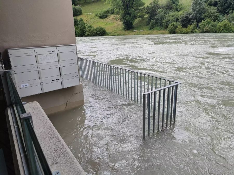 Dieser Hauseingang am Ufer der Aare wurde komplett geflutet.