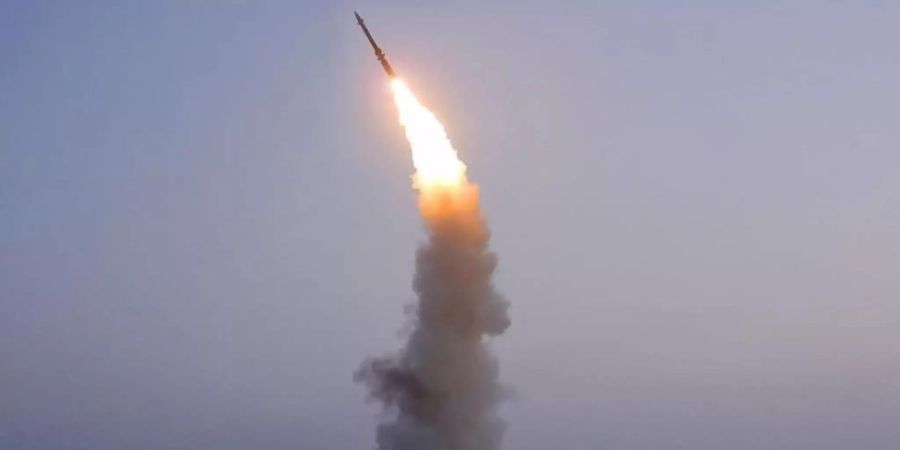 Dieses von der nordkoreanischen Regierung zur Verfügung gestellte Foto soll den Testabschuss einer neu entwickelten Flugabwehrrakete in Nordkorea zeigen. Foto: Kim Un Hyok/KCNA/dpa
