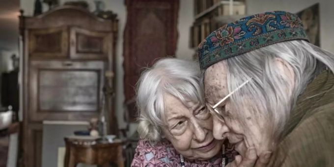 Der Anteil der Seniorinnen und Senioren an der Schweizer Wohnbevölkerung wächst - der Druck auf die Erwerbstätigen dadurch ebenfalls: In den letzten zehn Jahren ist der Anteil der Menschen im erwerbstätigen Alter in der Schweiz um 2,4 Prozentpunkte zurückgegangen (Symbolbild). evb